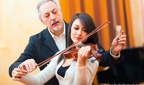 Geigenspielerin mit Musiklehrer